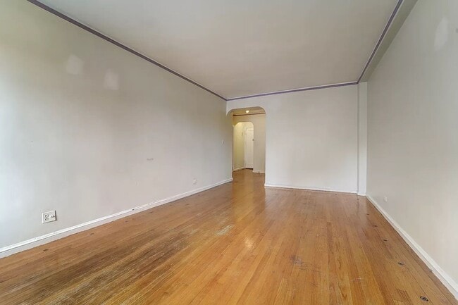 Building Photo - Bright 1 Bed 1 Bath Available