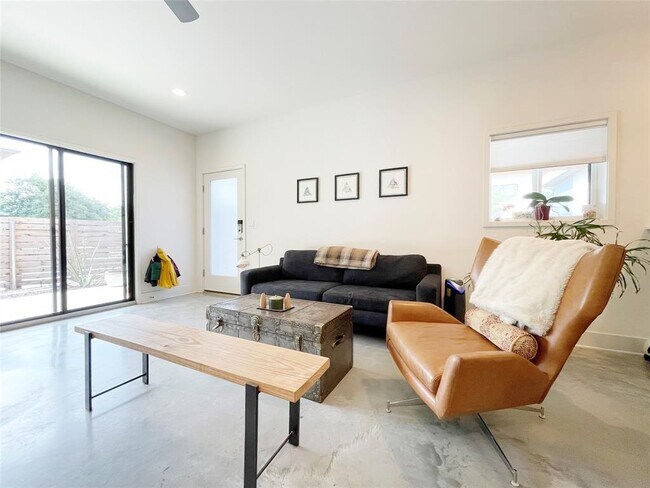 Building Photo - 2101 Montopolis Dr