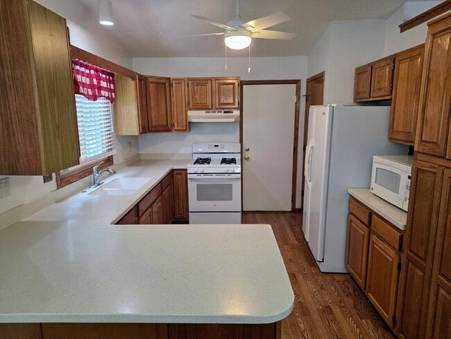 Building Photo - 5310 Brookview Dr
