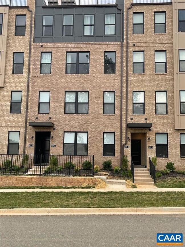 Building Photo - 919 Salamander St