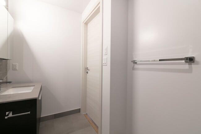 Building Photo - 30 Saint-Joseph Est