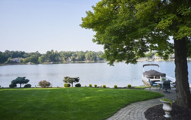 Foto del edificio - Available Now!  Extraordinary Lakefront, F...