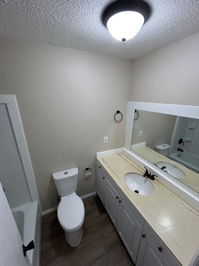 Foto del edificio - 2804-2806 N. Kaster Crt.