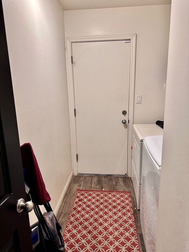 Building Photo - TENANT OCCUPIED - Beautiful 3 Bedroom 2 Ba...