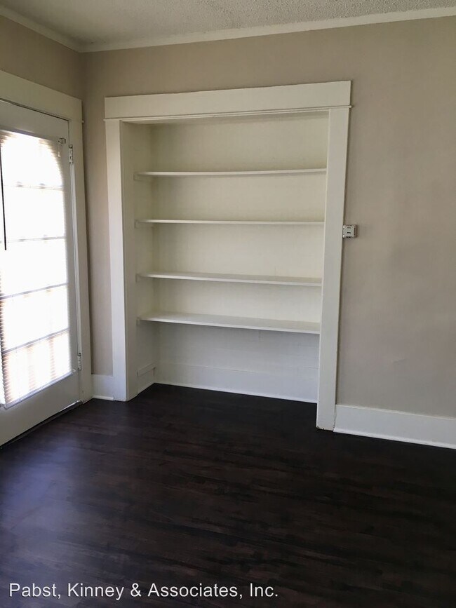 Building Photo - 1 br, 1 bath Apartment - 4030 E. 10TH STREET
