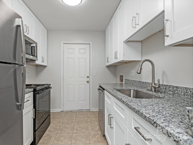Foto del edificio - 2611 Holton Ave