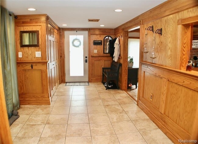 Foto del edificio - 48677 Sugarbush Rd