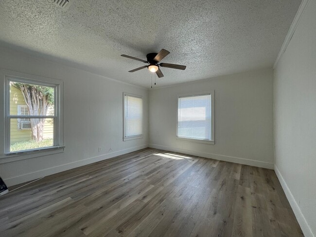 Foto del edificio - Renovated Charm Meets Modern Comfort – 3-B...
