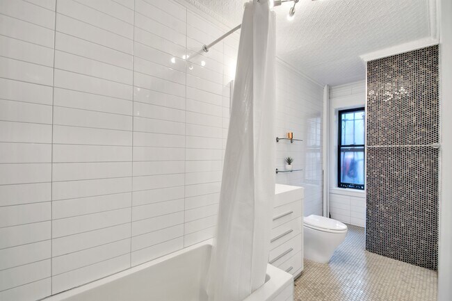 Building Photo - Fab 1 Bedroom, w/d & outdoor space