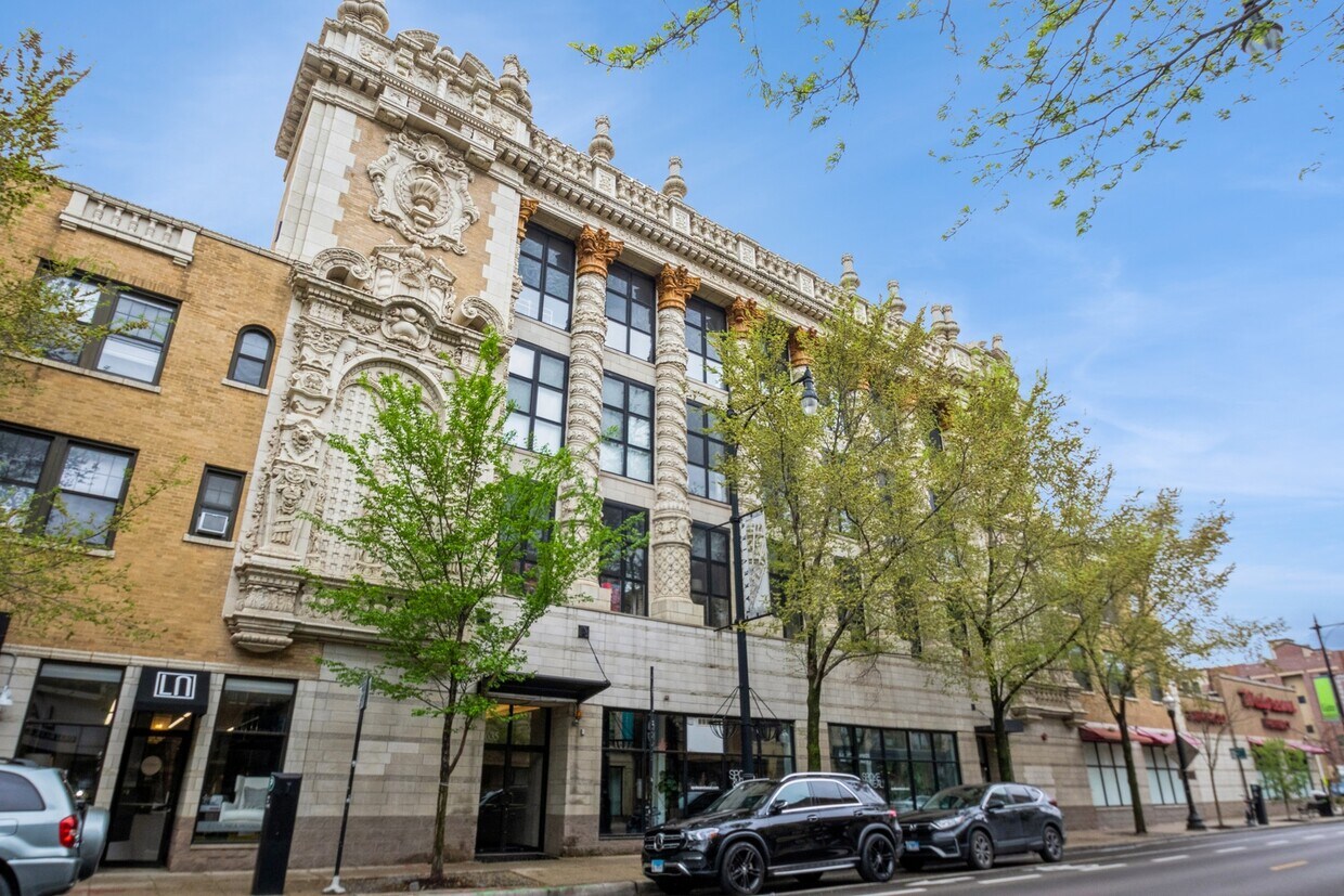 Foto principal - 1635 W Belmont Ave