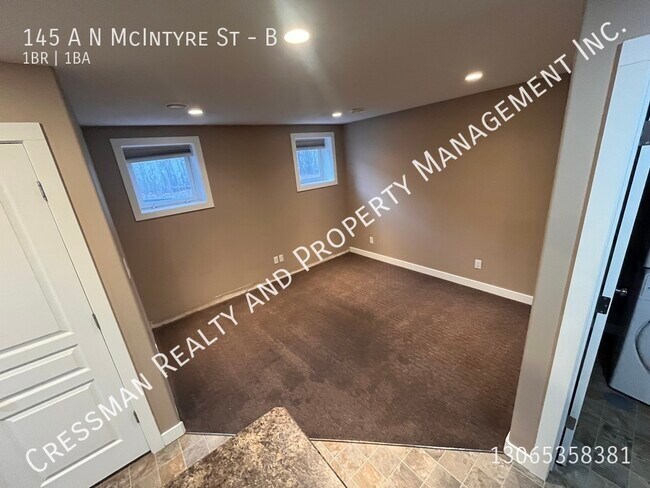 Photo du bâtiment - 1 Bed, 1 bath Basement suite located in Churchill downs