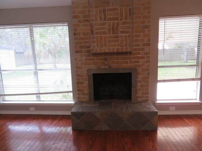 Building Photo - 1301 Bayou Oak Dr