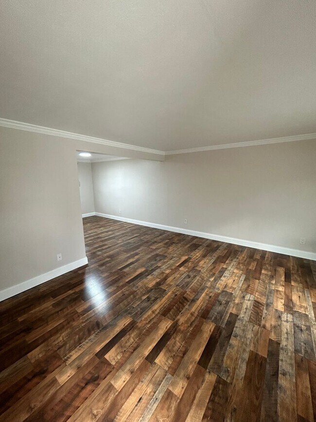 Foto del edificio - Modern Charm: 2 BR Home with Finished Basement, Pet Friendly, Assigned Parking, and Prime Location!