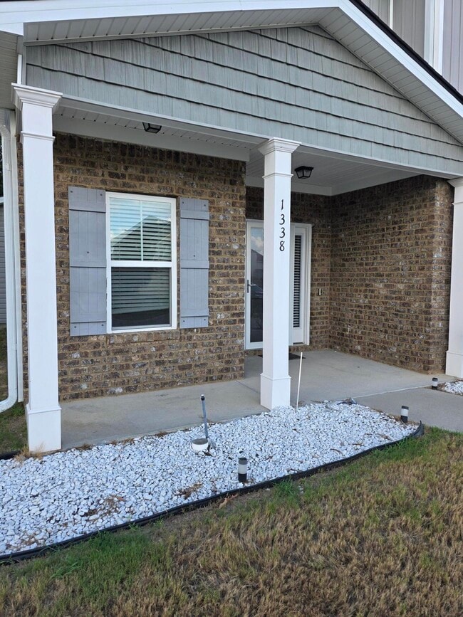 Building Photo - 1338 York Dr