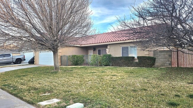 Foto del edificio - Parkway Village Beauty - 3 Bed + 3 Bth!