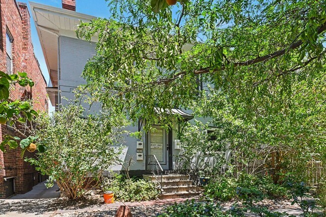 Foto del edificio - Historic Capitol Hill Apartment with Private Balcony