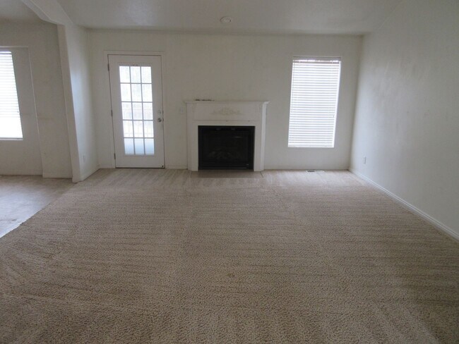 Building Photo - 3 bedroom + Office, 2 bath - Single Family...