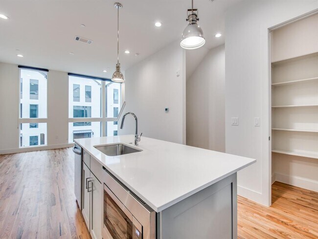 Building Photo - 4426 Cabell Dr