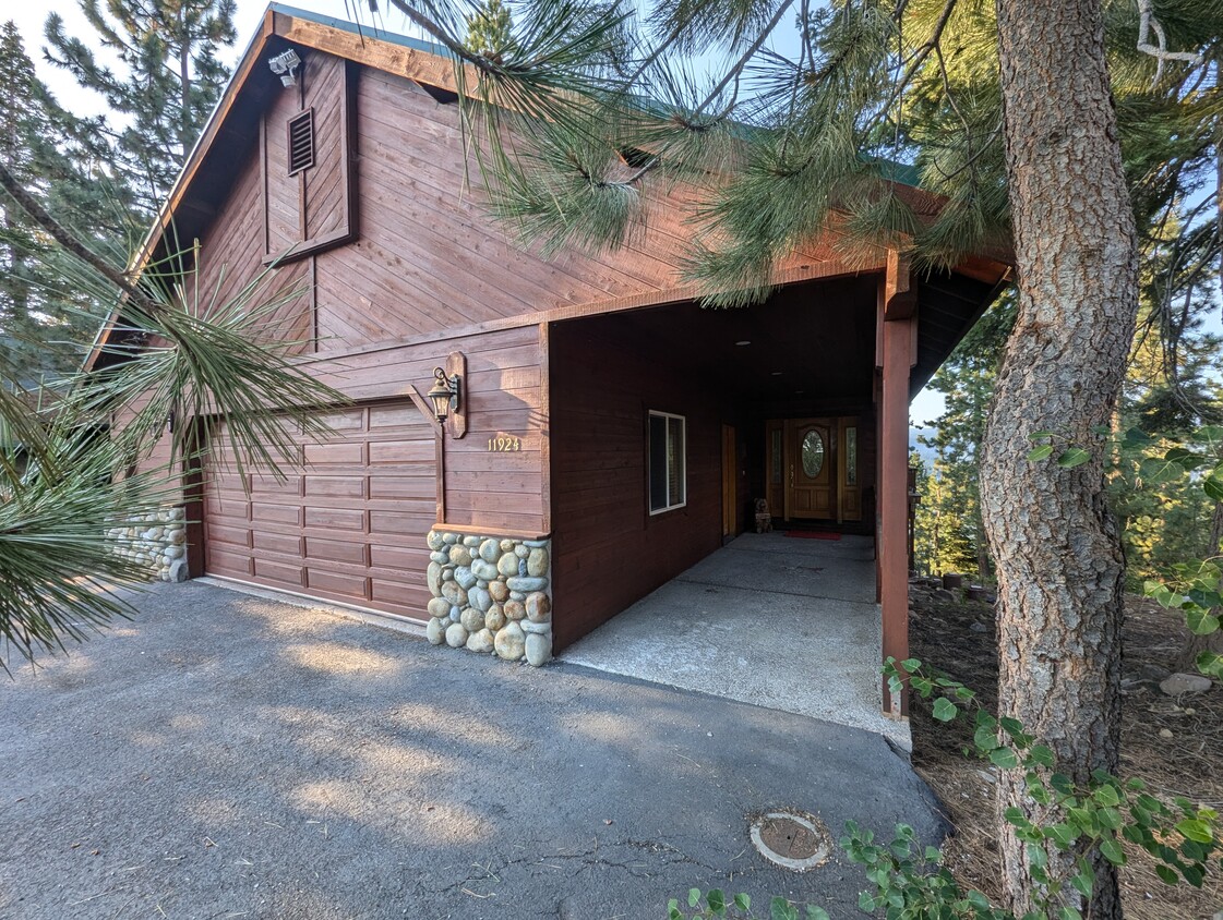 Primary Photo - 11924 Skislope Way