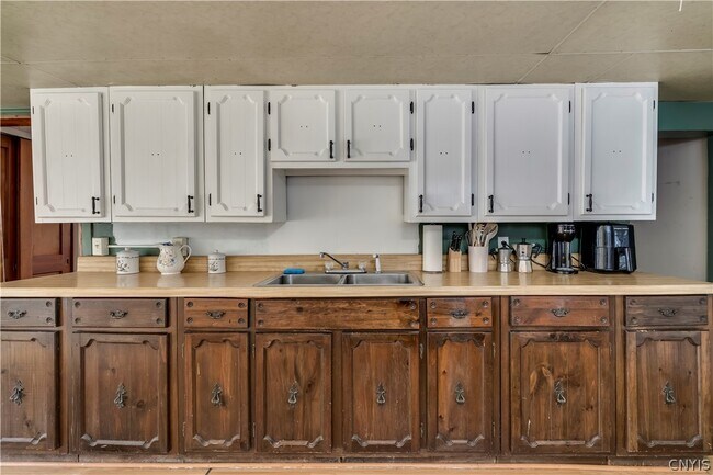 Foto del edificio - 8133 Wood Rd