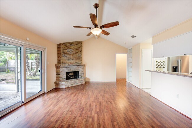 Foto del edificio - 5711 Weeping Willow Rd