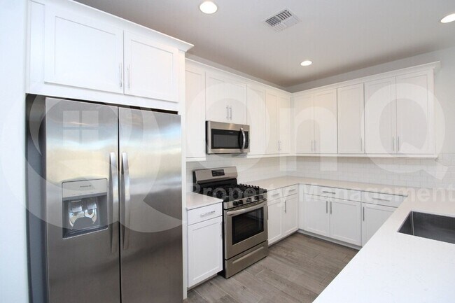 Building Photo - 466 E Emerald Dr