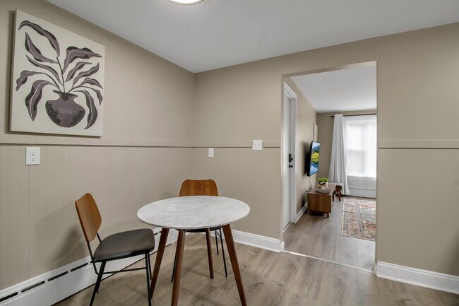 Foto del edificio - Furnished 1-Bedroom First-Floor Apartment Minutes from Highmark Stadium