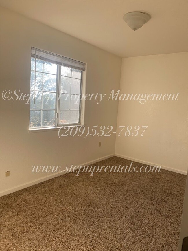 Building Photo - Welcoming and Spacious 3 Bedroom 2.5 Bathr...