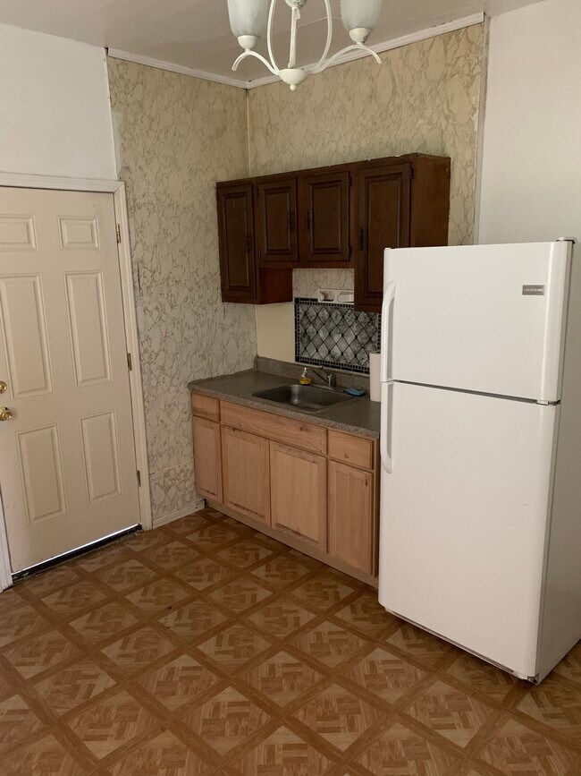 2749 Florian Street Unit Apt 3, Hamtramck, MI 48212 Apartments in