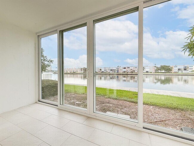 Building Photo - 7625 Sun Island Dr S