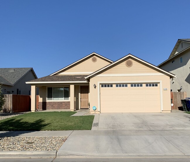 Building Photo - 3 Bedroom 2 Bath
