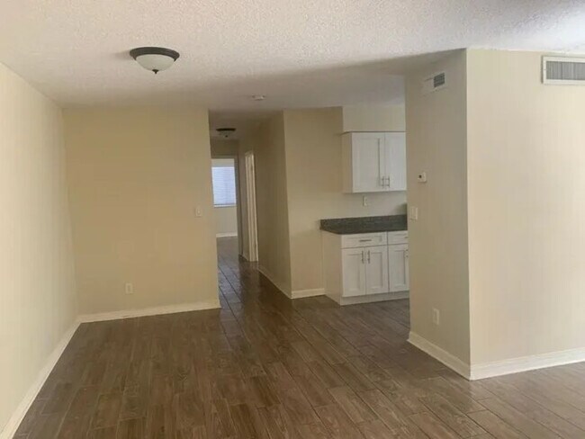 Building Photo - 17 W Rhodes Dr