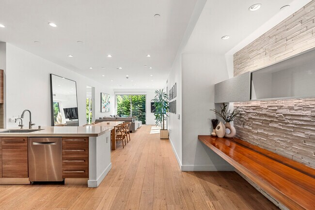 Foto del edificio - 855 N Croft Ave