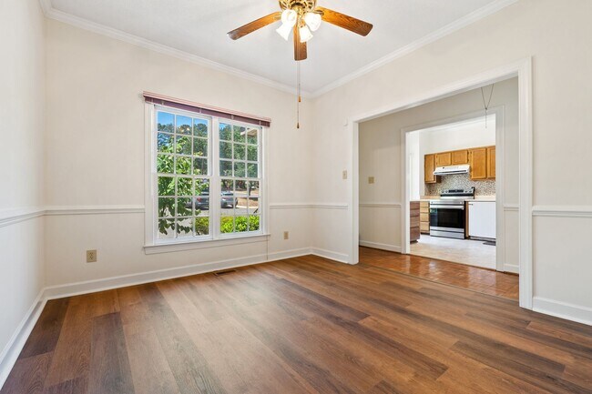 Foto del edificio - 4BR Brick Townhome in Woodcroft with Deck & Wooded Views