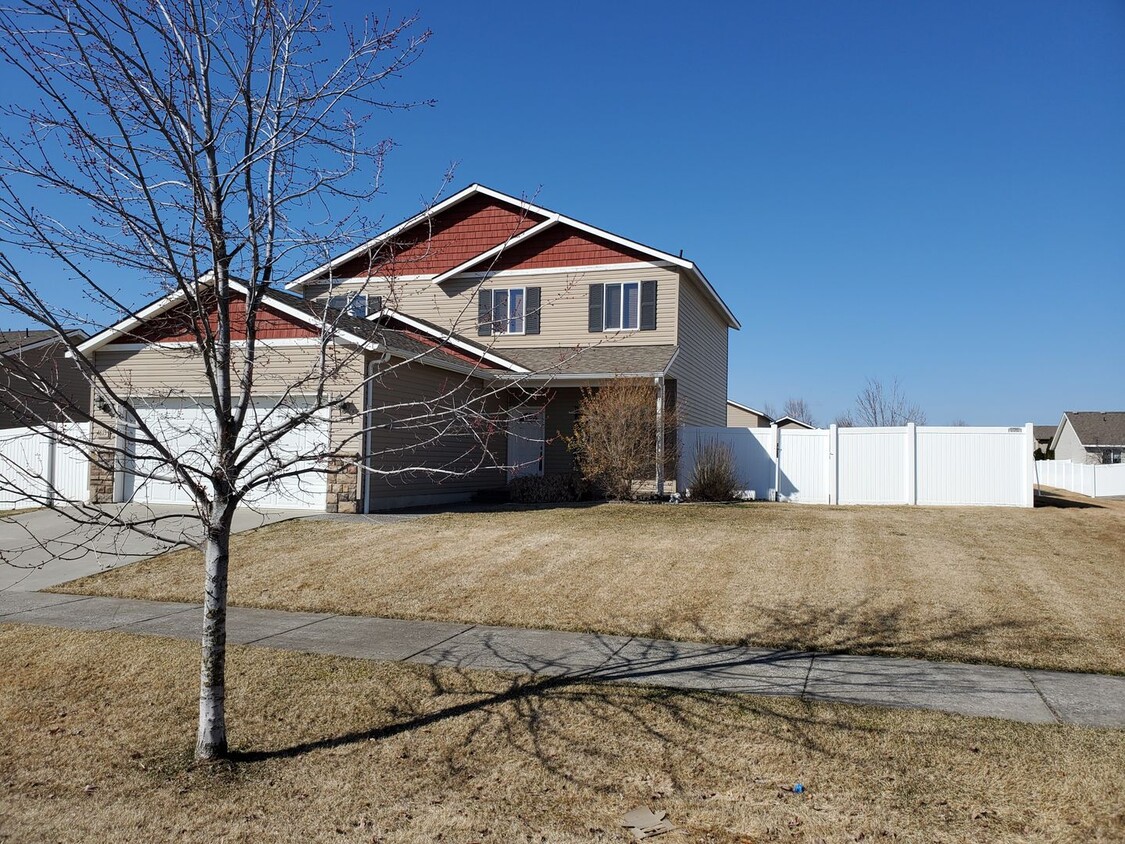 Primary Photo - Beautiful 4 bedroom 3 bath home in the Lan...