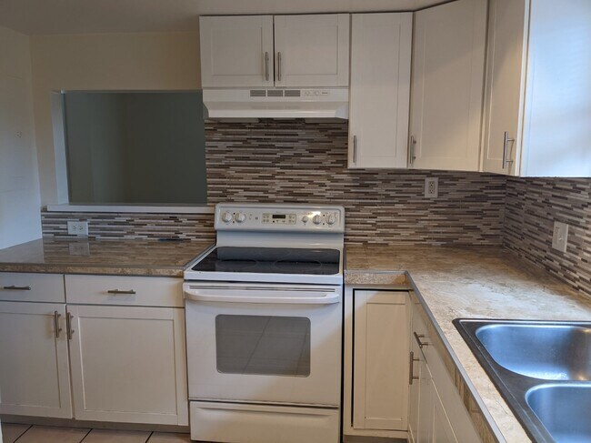 Building Photo - 2054 Los Lomas Dr