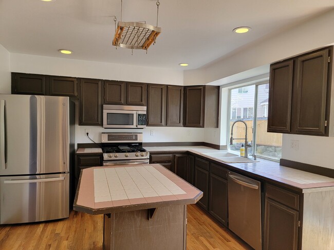 Building Photo - Maple Valley Must see