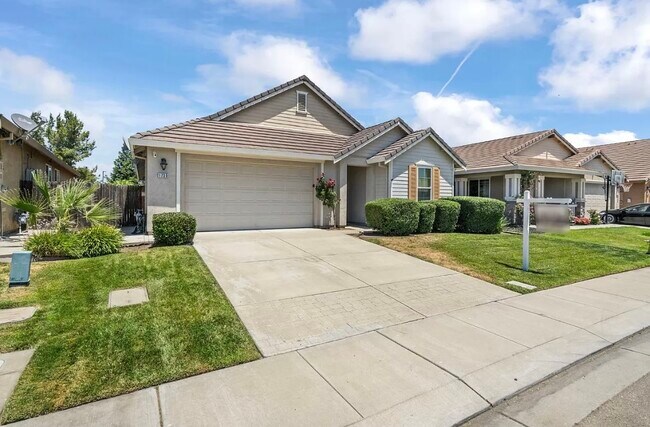 Building Photo - 1730 Dalia Ln