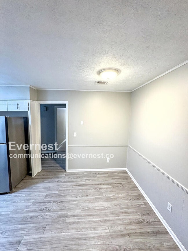 Building Photo - 549 Greenview Ave SE