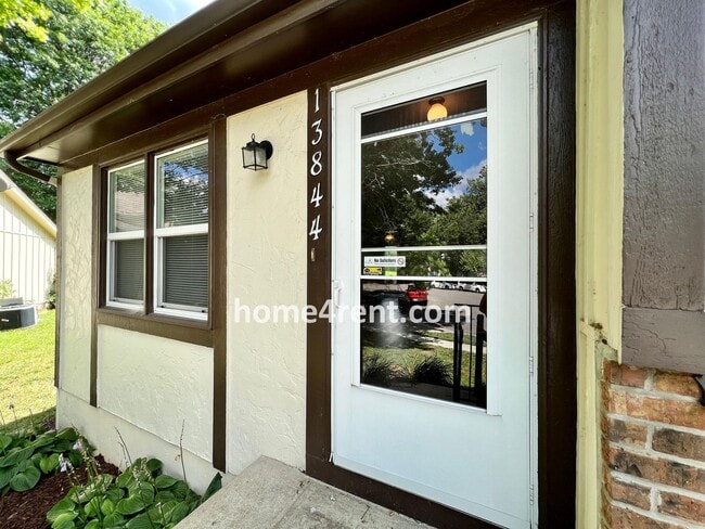 Building Photo - Cozy Duplex w/ Plenty of Space, LVP Flooring and a Fenced Yard!
