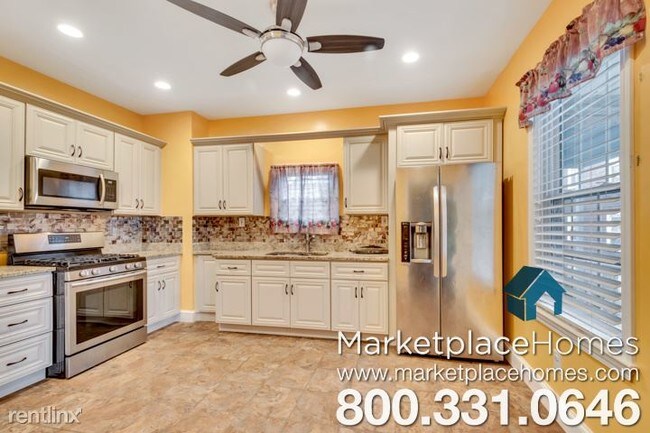Foto del edificio - 1 br, 1 bath Duplex - 64 Maxwell St