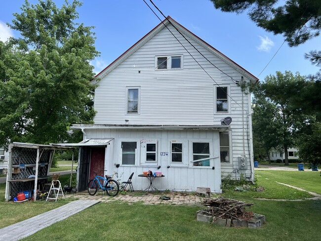 Building Photo - 123 W Waupansie St