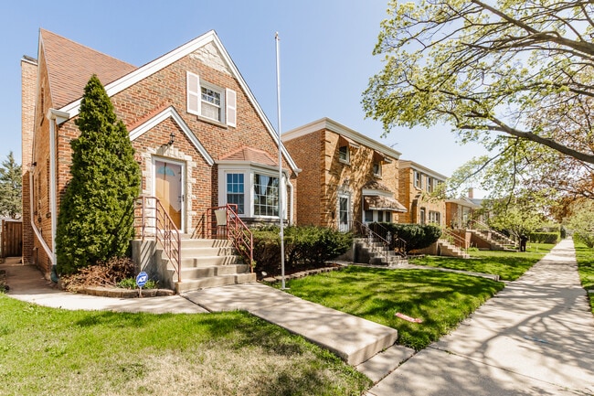 Building Photo - 2925 N Nagle Ave