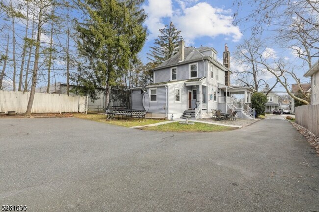 Foto del edificio - 18 Hillside Ave
