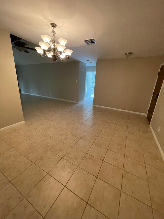 Building Photo - 1608 Shirley Dr