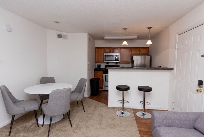 Building Photo - 915 Cameo Dr