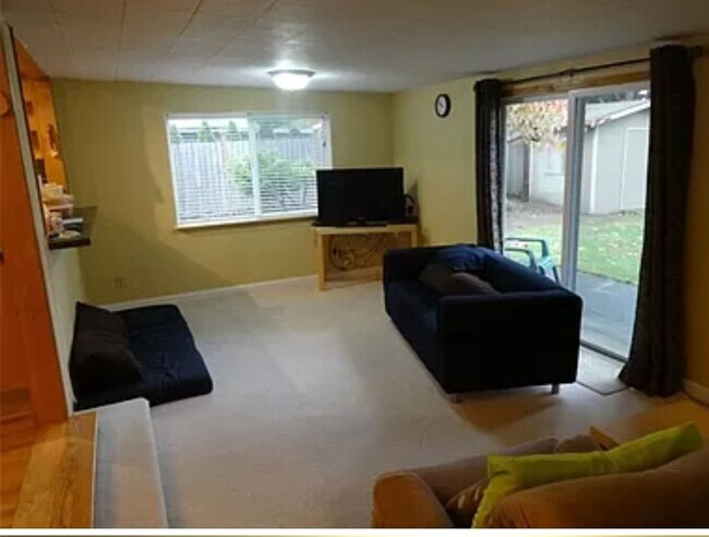 Building Photo - Spacious 4 Bedroom in Desirable Eastgate L...