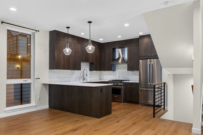 Building Photo - ULTRA-MODERN Townhome w/AC and Views in the Heart of Eastlake!