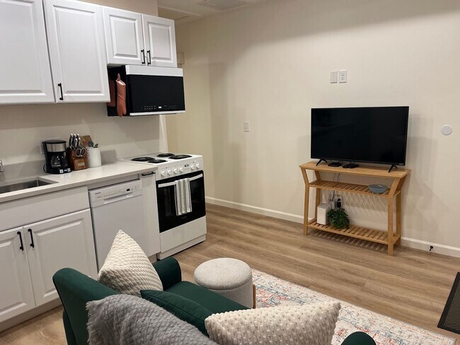 Foto del edificio - Furnished Rental in the Heart of Savannah~Available April 25th to May 23rd~