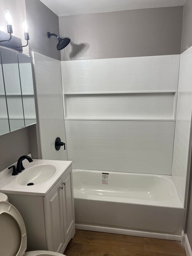 Baño - 161 15th Ave NE